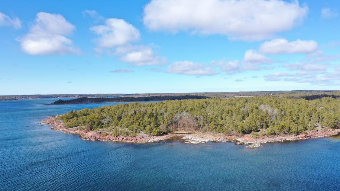 Strandområde med underbart läge och fin havsutsikt i Björnhuvud, Eckerö
