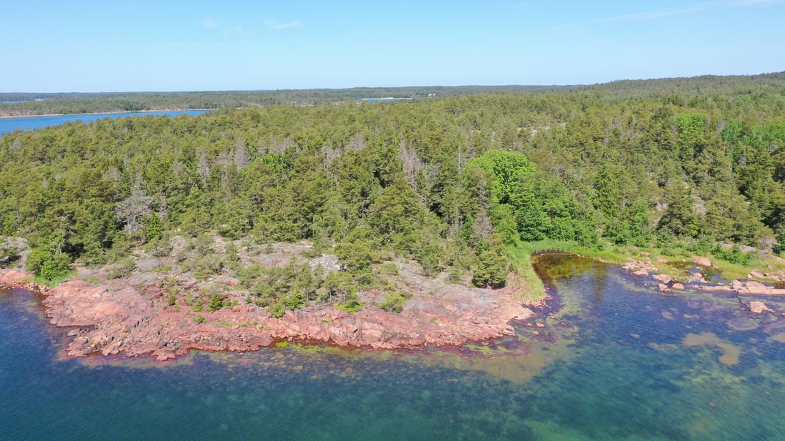 Strandområde med underbart läge och fin havsutsikt i Björnhuvud, Eckerö