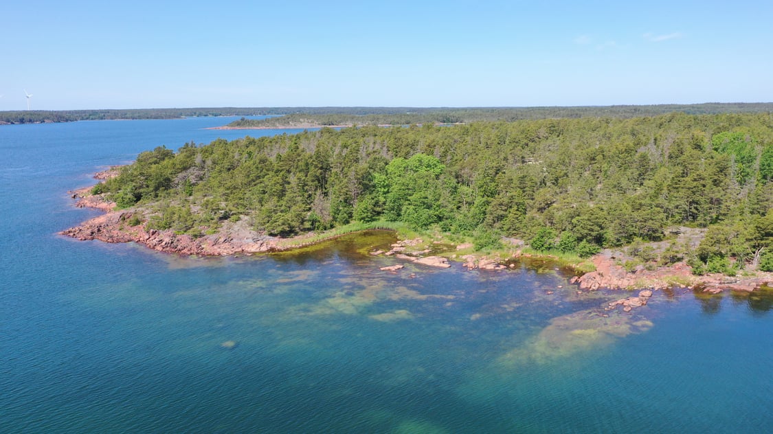 Strandområde med underbart läge och fin havsutsikt i Björnhuvud, Eckerö