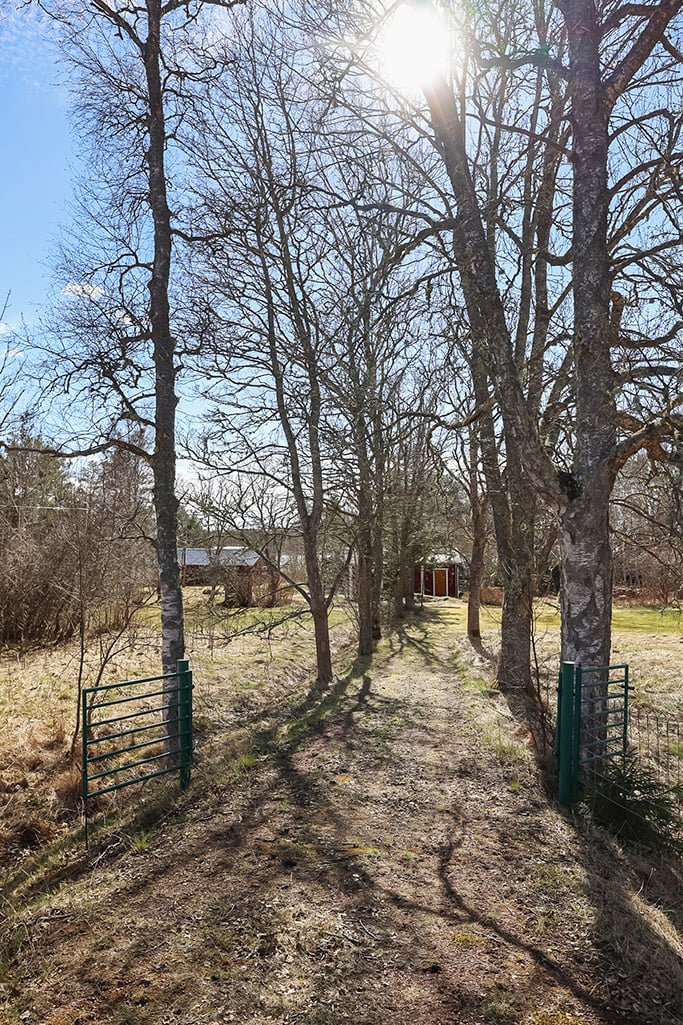 Vackert strandområde med bagarstuga, dubbelgarage, uthus och ladugård i Hellestorp, Lemland