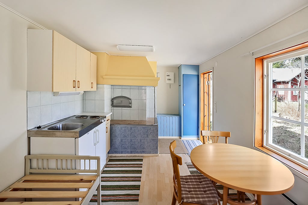 Vackert strandområde med bagarstuga, dubbelgarage, uthus och ladugård i Hellestorp, Lemland