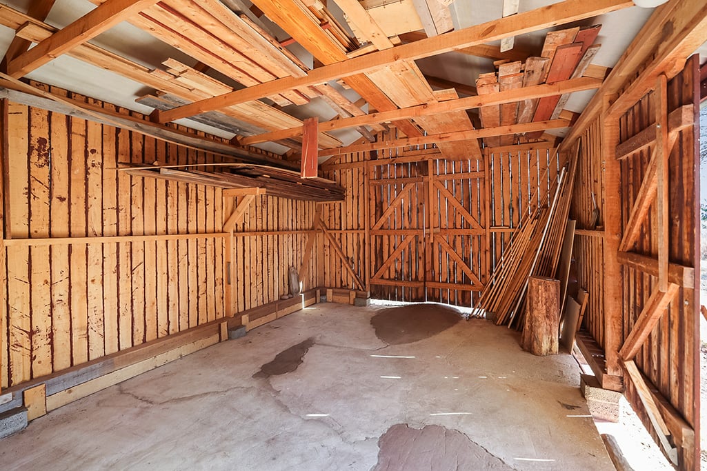 Vackert strandområde med bagarstuga, dubbelgarage, uthus och ladugård i Hellestorp, Lemland
