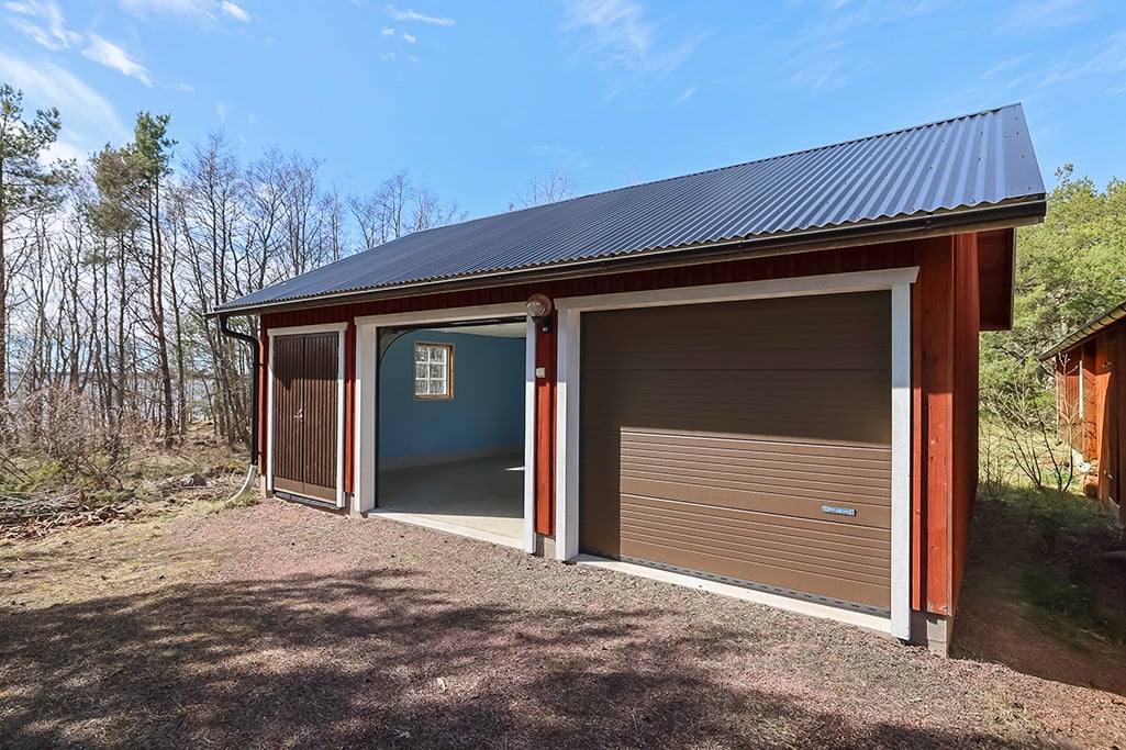 Vackert strandområde med bagarstuga, dubbelgarage, uthus och ladugård i Hellestorp, Lemland
