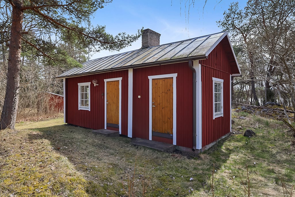 Vackert strandområde med bagarstuga, dubbelgarage, uthus och ladugård i Hellestorp, Lemland
