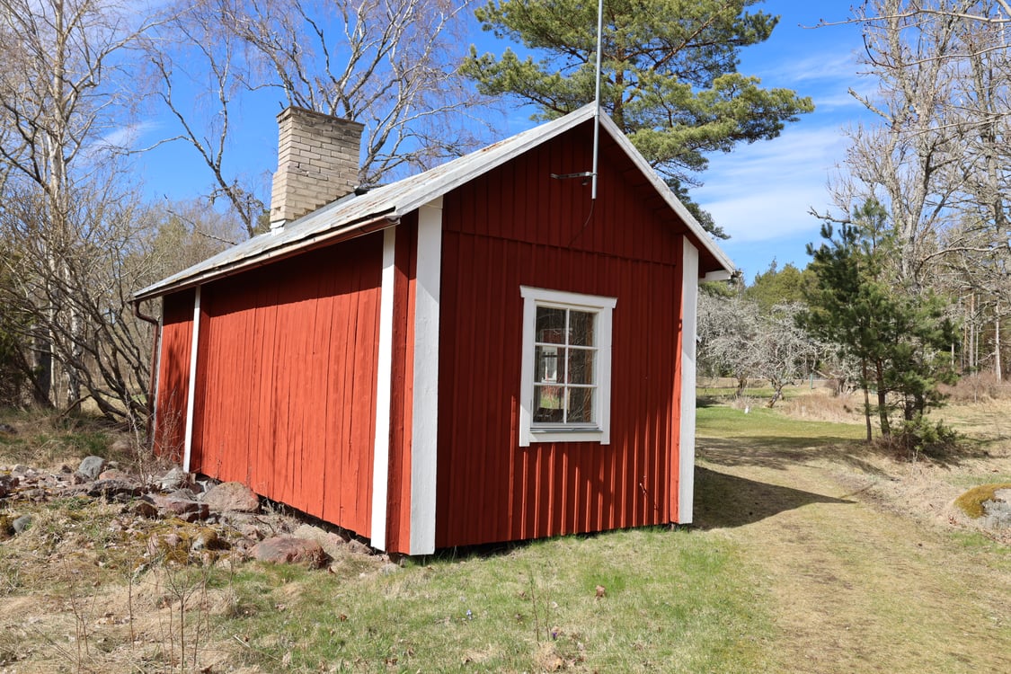 Vackert strandområde med bagarstuga, dubbelgarage, uthus och ladugård i Hellestorp, Lemland