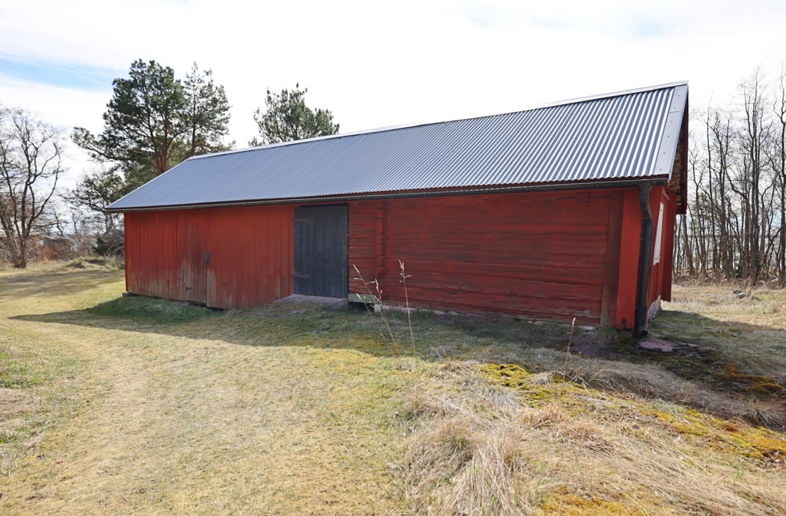Vackert strandområde med bagarstuga, dubbelgarage, uthus och ladugård i Hellestorp, Lemland