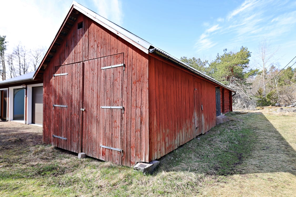 Vackert strandområde med bagarstuga, dubbelgarage, uthus och ladugård i Hellestorp, Lemland