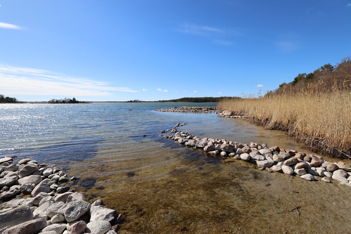 Vackert strandområde med bagarstuga, dubbelgarage, uthus och ladugård i Hellestorp, Lemland