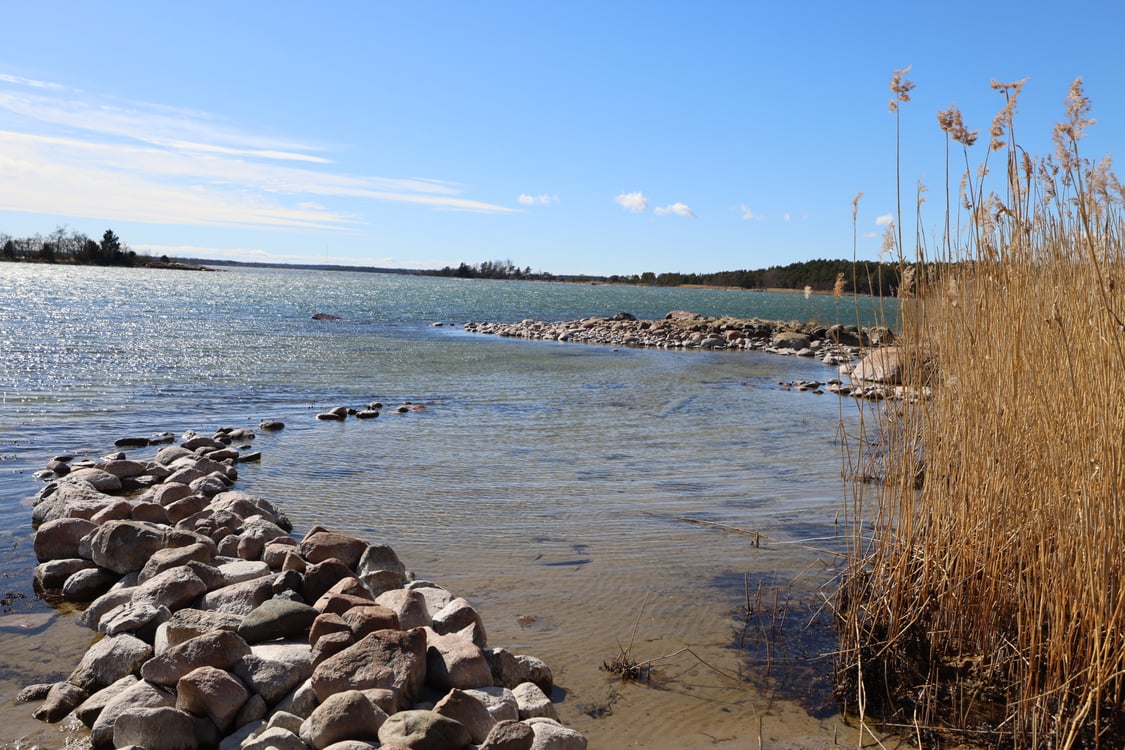 Vackert strandområde med bagarstuga, dubbelgarage, uthus och ladugård i Hellestorp, Lemland