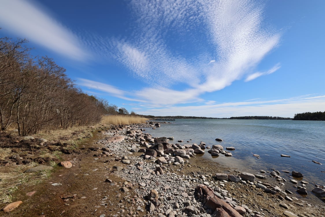 Vackert strandområde med bagarstuga, dubbelgarage, uthus och ladugård i Hellestorp, Lemland