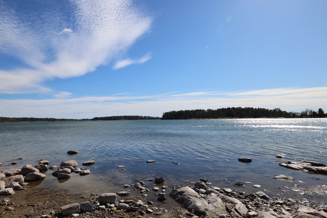 Vackert strandområde med bagarstuga, dubbelgarage, uthus och ladugård i Hellestorp, Lemland