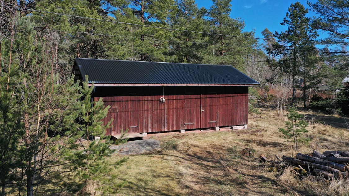 Vackert strandområde med bagarstuga, dubbelgarage, uthus och ladugård i Hellestorp, Lemland