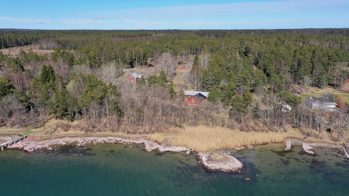 Vackert strandområde med bagarstuga, dubbelgarage, uthus och ladugård i Hellestorp, Lemland