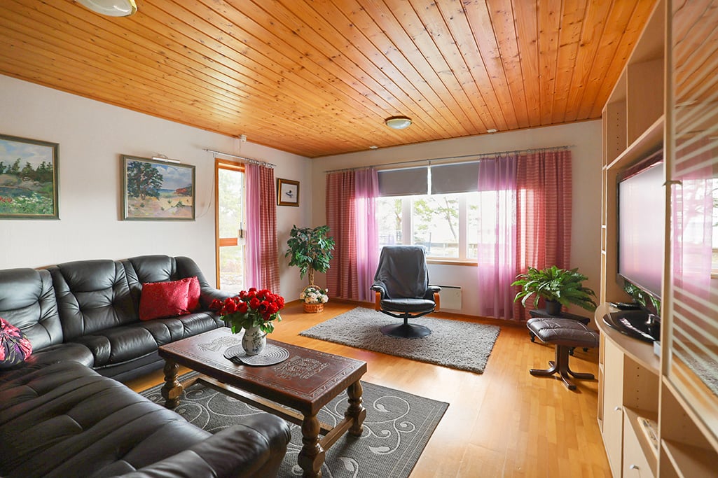 Strandområde med fritidsbostäder, garage och båthus i Degersand i Eckerö