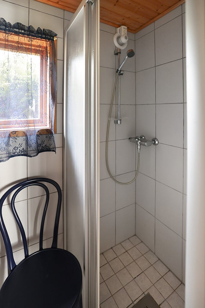 Strandområde med fritidsbostäder, garage och båthus i Degersand i Eckerö