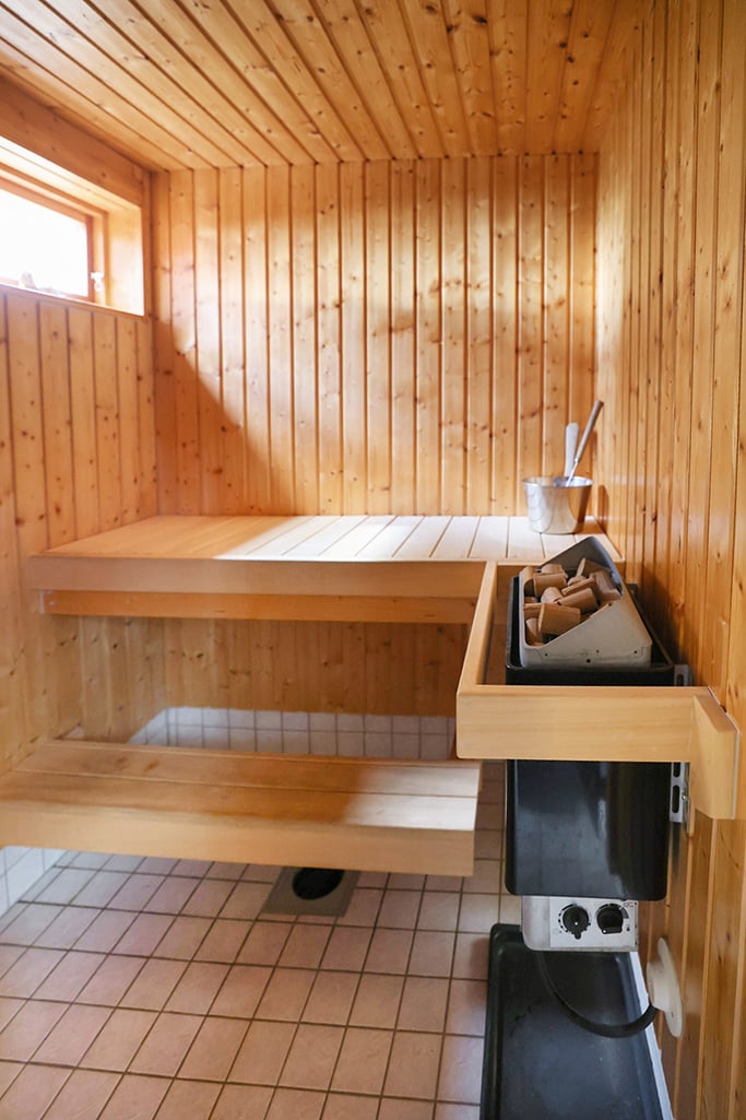 Strandområde med fritidsbostäder, garage och båthus i Degersand i Eckerö