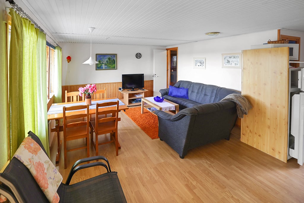 Strandområde med fritidsbostäder, garage och båthus i Degersand i Eckerö