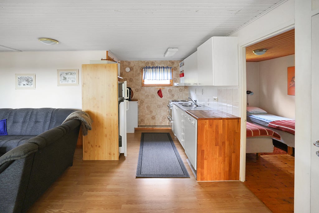 Strandområde med fritidsbostäder, garage och båthus i Degersand i Eckerö