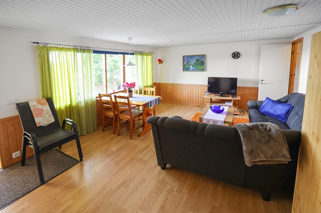 Strandområde med fritidsbostäder, garage och båthus i Degersand i Eckerö