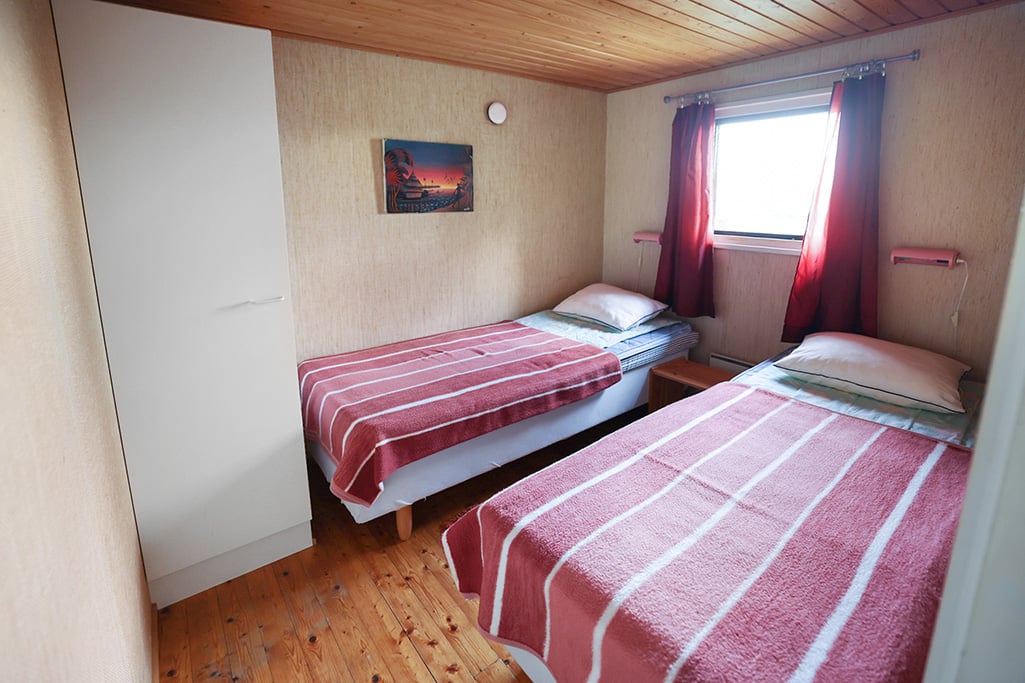 Strandområde med fritidsbostäder, garage och båthus i Degersand i Eckerö