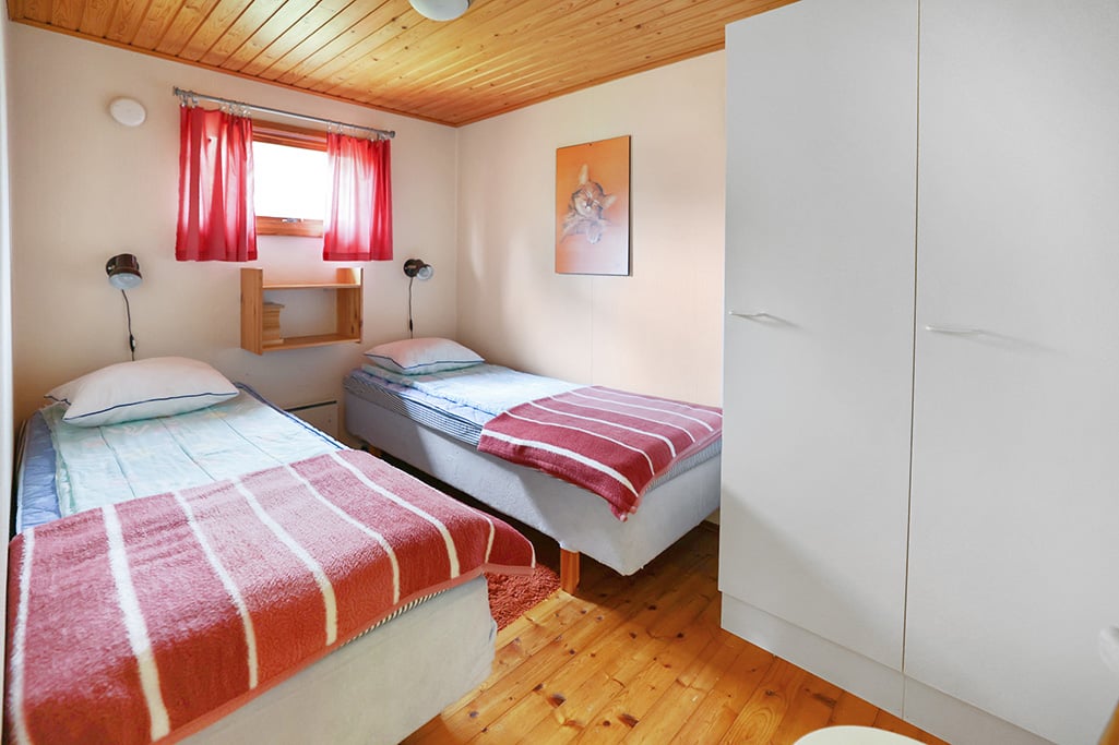 Strandområde med fritidsbostäder, garage och båthus i Degersand i Eckerö