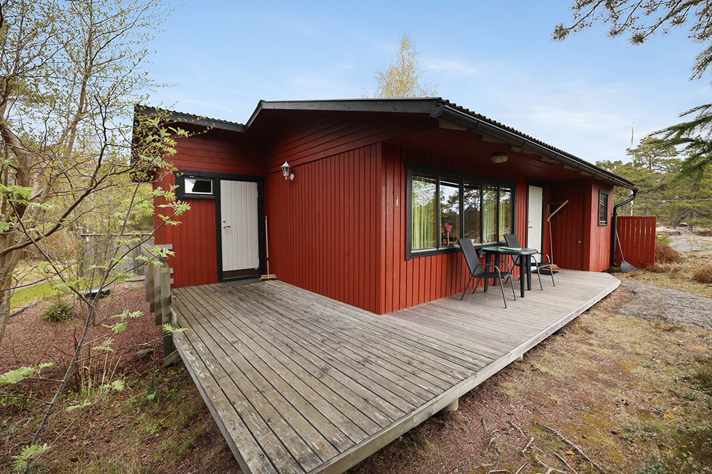 Strandområde med fritidsbostäder, garage och båthus i Degersand i Eckerö