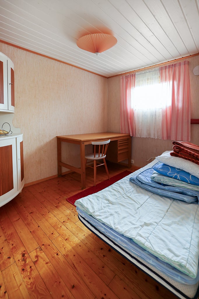 Strandområde med fritidsbostäder, garage och båthus i Degersand i Eckerö
