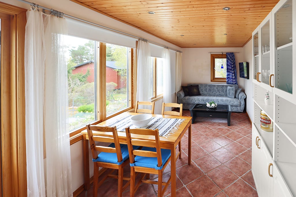 Strandområde med fritidsbostäder, garage och båthus i Degersand i Eckerö