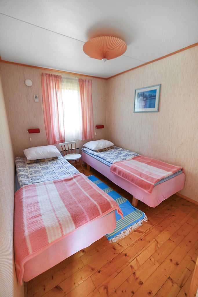 Strandområde med fritidsbostäder, garage och båthus i Degersand i Eckerö