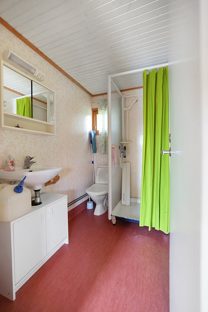Strandområde med fritidsbostäder, garage och båthus i Degersand i Eckerö