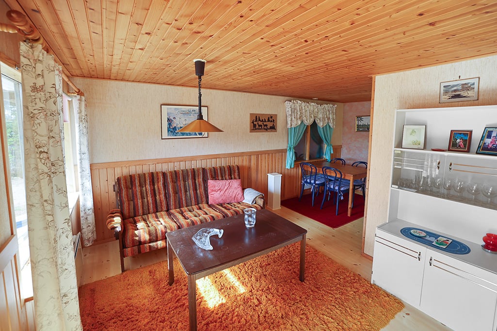 Strandområde med fritidsbostäder, garage och båthus i Degersand i Eckerö