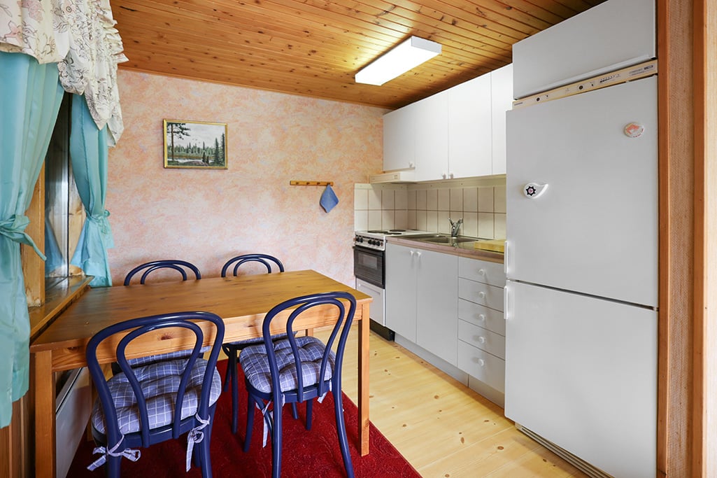 Strandområde med fritidsbostäder, garage och båthus i Degersand i Eckerö