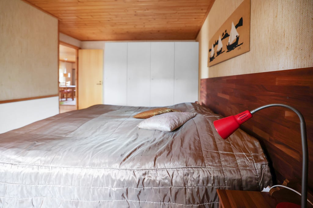 Strandområde med fritidsbostäder, garage och båthus i Degersand i Eckerö