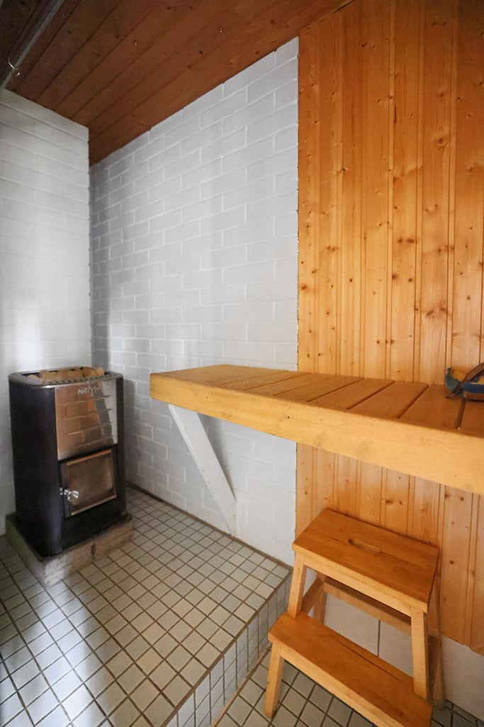 Strandområde med fritidsbostäder, garage och båthus i Degersand i Eckerö