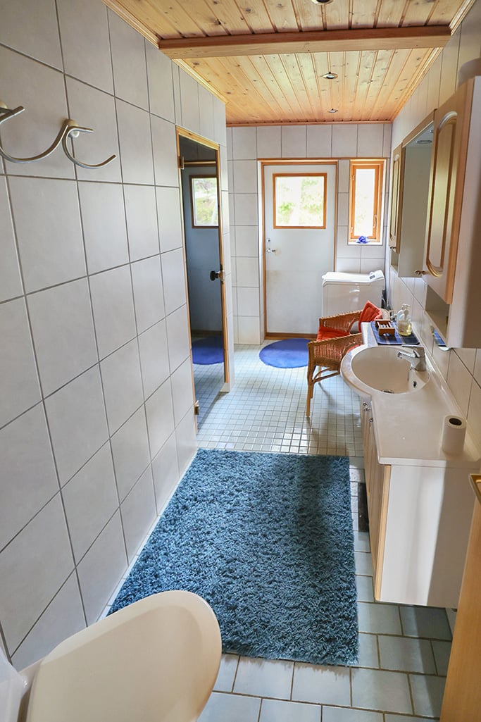 Strandområde med fritidsbostäder, garage och båthus i Degersand i Eckerö