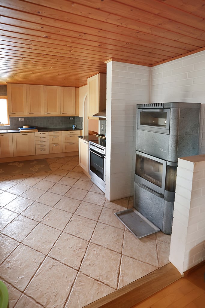 Strandområde med fritidsbostäder, garage och båthus i Degersand i Eckerö