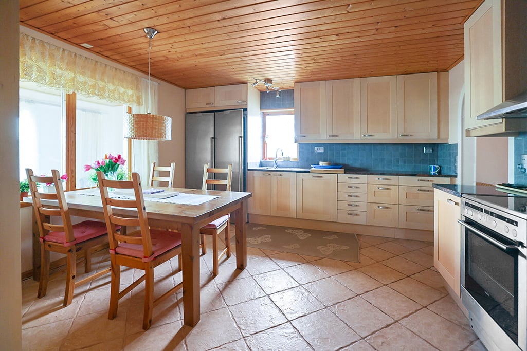 Strandområde med fritidsbostäder, garage och båthus i Degersand i Eckerö