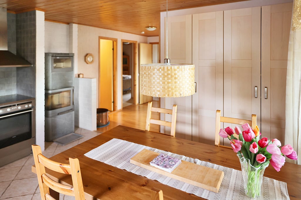 Strandområde med fritidsbostäder, garage och båthus i Degersand i Eckerö