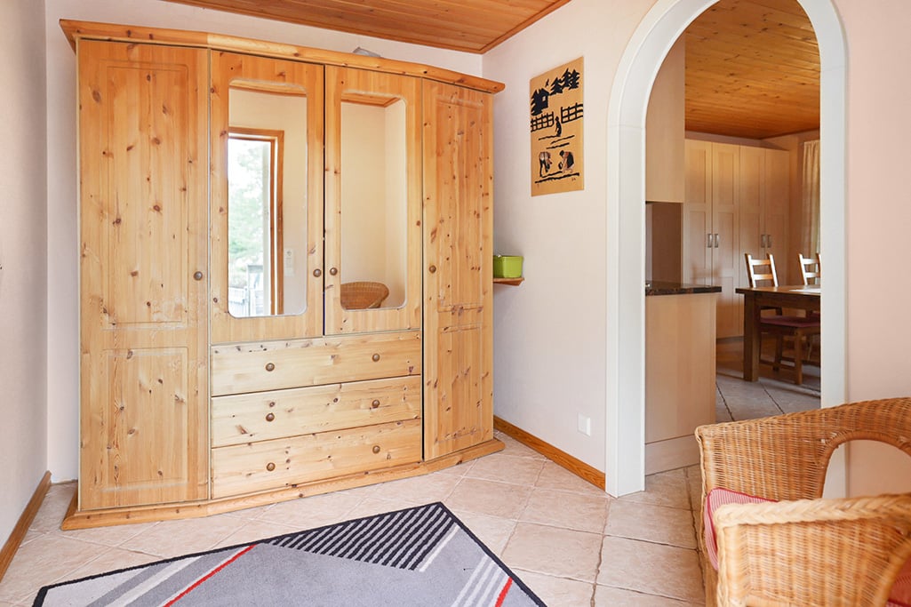 Strandområde med fritidsbostäder, garage och båthus i Degersand i Eckerö