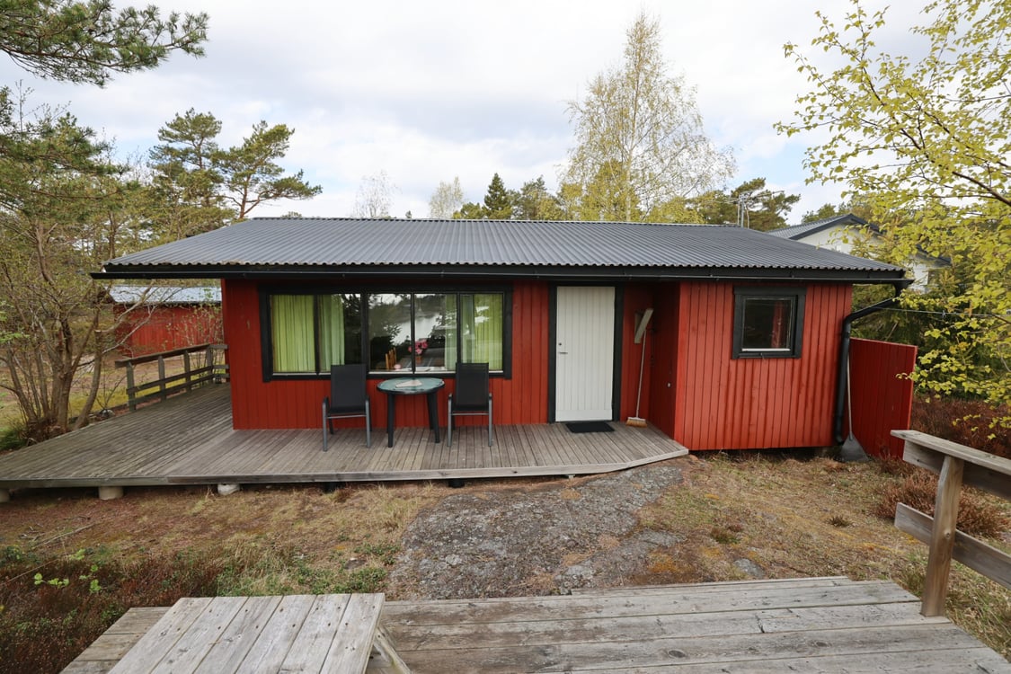 Strandområde med fritidsbostäder, garage och båthus i Degersand i Eckerö