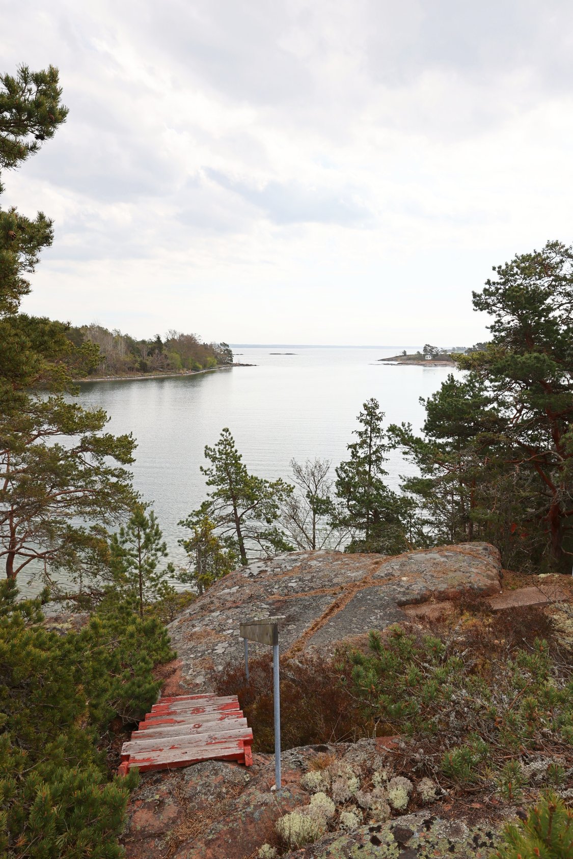 Strandområde med fritidsbostäder, garage och båthus i Degersand i Eckerö