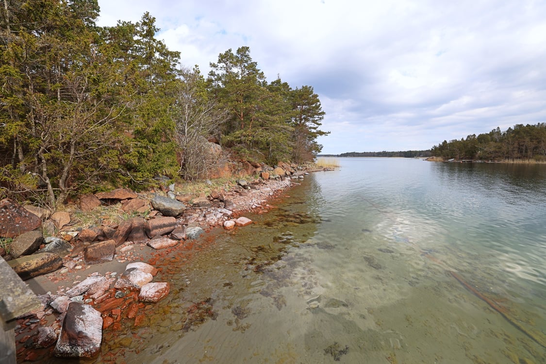 Strandområde med fritidsbostäder, garage och båthus i Degersand i Eckerö