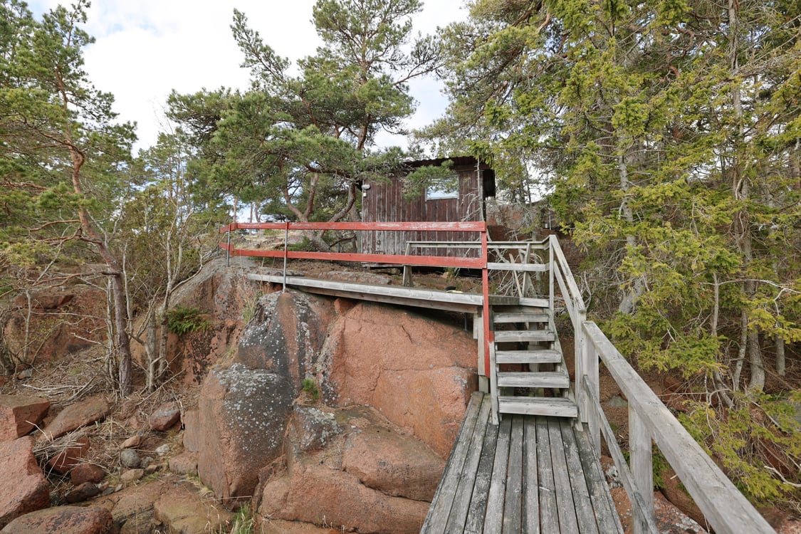Strandområde med fritidsbostäder, garage och båthus i Degersand i Eckerö