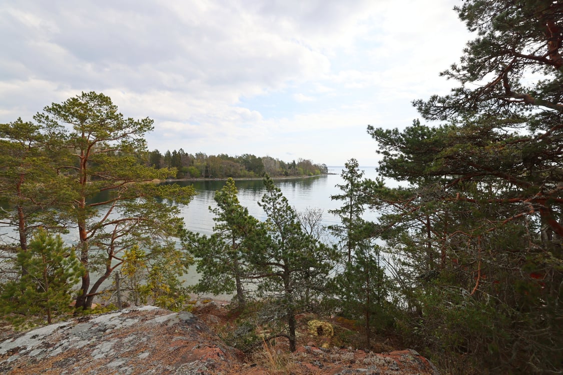 Strandområde med fritidsbostäder, garage och båthus i Degersand i Eckerö