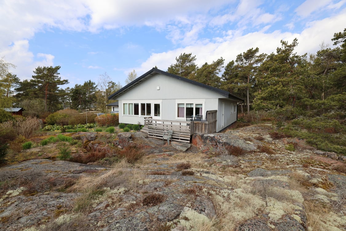 Strandområde med fritidsbostäder, garage och båthus i Degersand i Eckerö