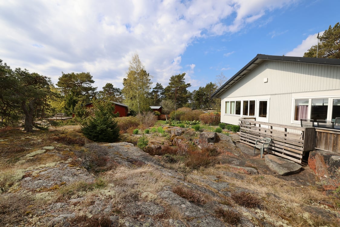 Strandområde med fritidsbostäder, garage och båthus i Degersand i Eckerö