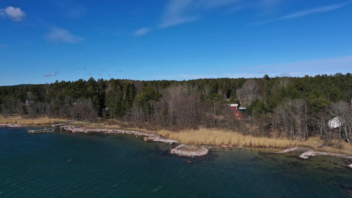 Vackert strandområde med bagarstuga, dubbelgarage, uthus och ladugård i Hellestorp, Lemland
