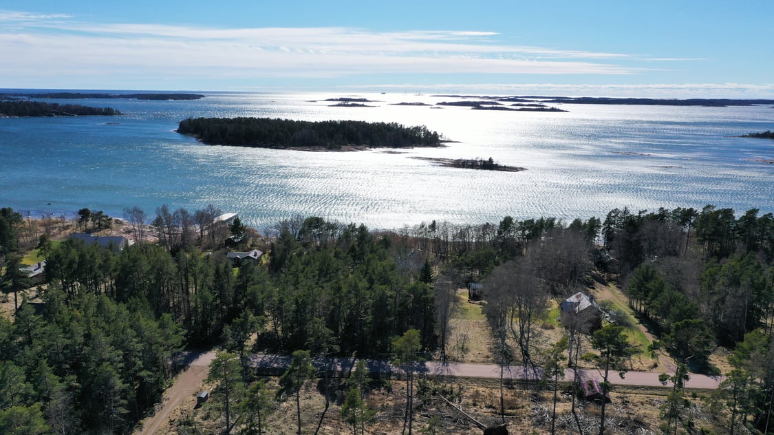 Vackert strandområde med bagarstuga, dubbelgarage, uthus och ladugård i Hellestorp, Lemland