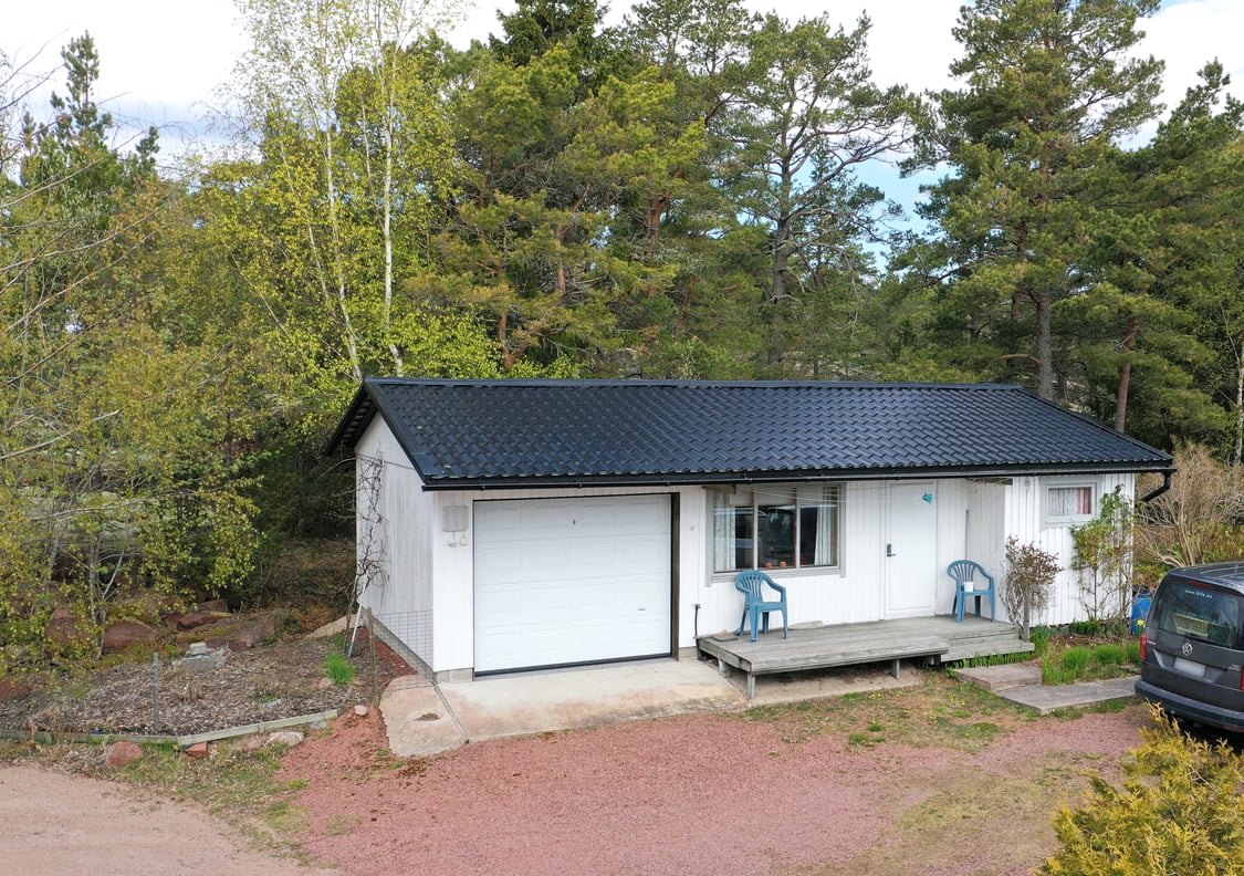 Strandområde med fritidsbostäder, garage och båthus i Degersand i Eckerö