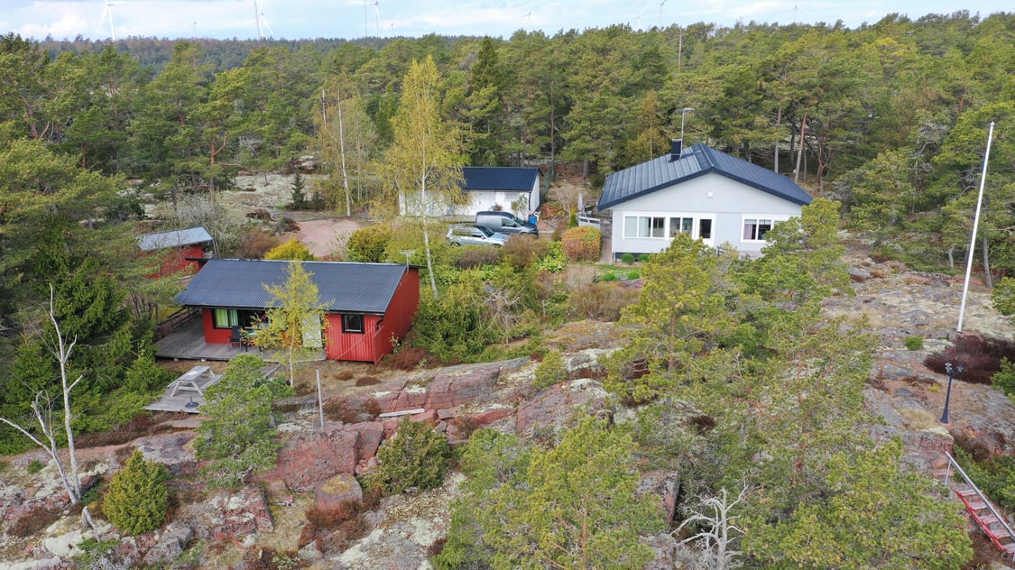 Strandområde med fritidsbostäder, garage och båthus i Degersand i Eckerö